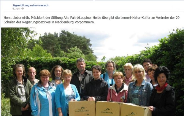 Lernort Natur Kofferübergabe durch den Vorstand der Stiftung Alte Fahrt/Leppiner Heide H. Lieberwirth